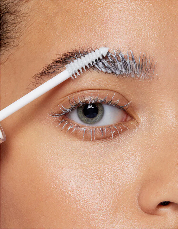 ApplicareLash & Brow Masquein modo uniforme su ciglia e sopracciglia pulite e asciutte, fino a ricoprirle completamente. Lasciare agire per almeno 15 minuti o finché il prodotto non si asciuga. Per rimuoverla applicare acqua tiepida su ciglia e sopracciglia, continuando fino a quando il prodotto inizia a sciogliersi o a staccarsi dai peli. Utilizzare il lato a pettine dell'applicatore per rimuovere delicatamente la maschera dalle ciglia e dalle sopracciglia. Ripetere l'operazione fino alla completa rimozione del prodotto.